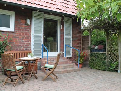 Gemütliche Stunden verspricht die Terrasse mit Gartenmöbeln