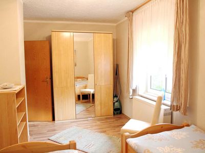 Das Schlafzimmer mit großem Schrank