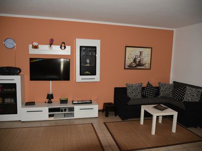 Sofaecke und Fernsehwand in der Ferienwohnung Wismarweg 7