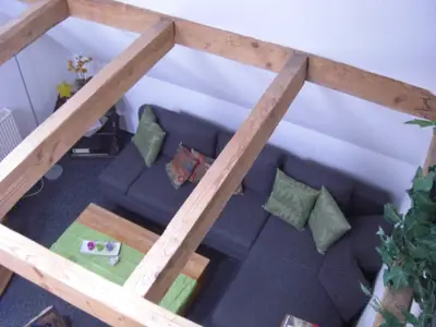 Wohnzimmer mit offener Balkendecke