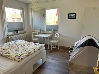 Schlafzimmer mit Babybett