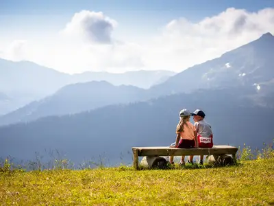 Kinder-sitzen-auf-Rastbank-Alpbach-Wiedersbergerho