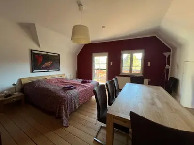 Schlafzimmer Rose mit Esstisch