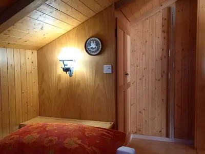 Schlafzimmer mit Einzelbett (120 cm breit)