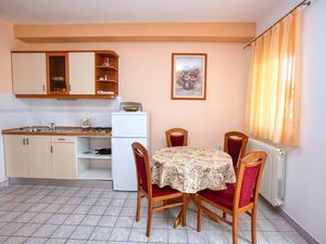 23928231-Ferienwohnung-4-Murter-300x225-5