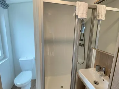 Bad mit Dusche und WC