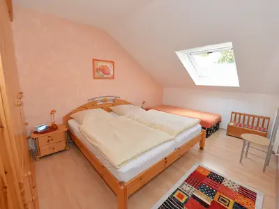 Schlafzimmer 1