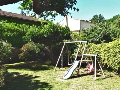 Espace clos avec jeux d'enfants