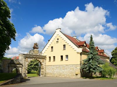 Hotelgebäude  mit Tor