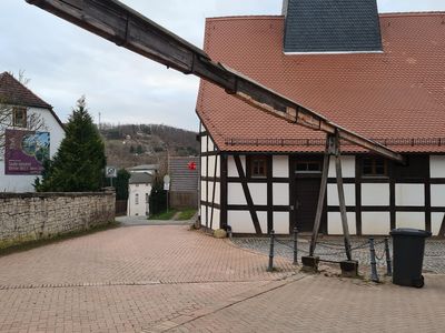 Zufahrt zum Haus mit Gestänge