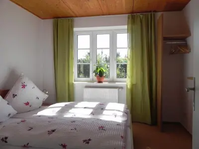 Doppelbettschlafzimmer in der Ferienwohnung Bi Strun Nebel auf Amrum