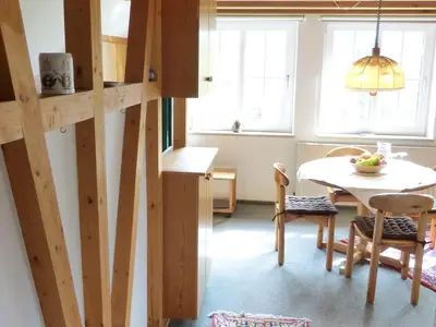 Blick in das Wohnzimmer in der Ferienwohnung Bi Elschen in Nebel auf Amrum
