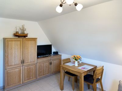 Wohnzimmer mit offener Küche in der Ferienwohnung Üüs Aran 1 in Süddorf auf Amrum