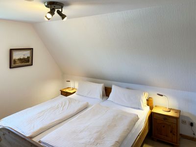 Schlafzimmer in der Ferienwohnung Üüs Aran 1 in Süddorf auf Amrum