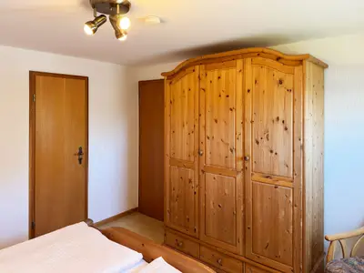 Schlafzimmer in der Ferienwohnung Üüs Aran 1 in Süddorf auf Amrum