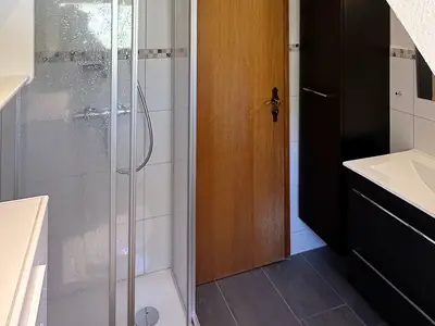 Badezimmer in der Ferienwohnung Üüs Aran 3 in Süddorf auf Amrum