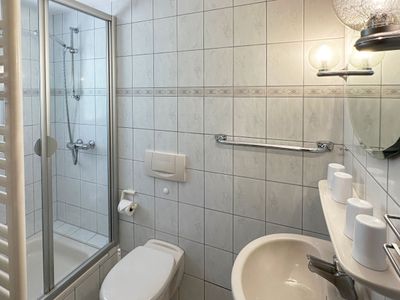 Badezimmer in der Ferienwohnung Üüs Aran 4 in Süddorf auf Amrum