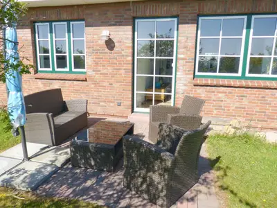 Terrasse mit Möbeln an der Ferienwohnung At Nuurdlacht in Nebel auf Amrum