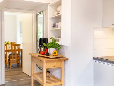 Küche & Blick ins Wohnzimmer in der Ferienwohnung Hortensie