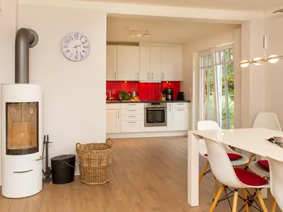 Küche, Ofen und Esstisch in der Ferienwohnung "Paradies"