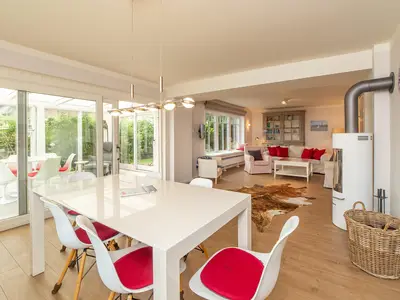 Ofen und Esstisch in der Ferienwohnung "Paradies"