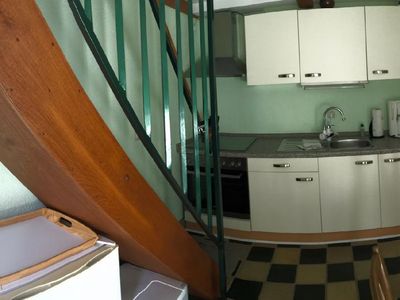 Küche mit Treppe zum Wohn-Schlafbereich