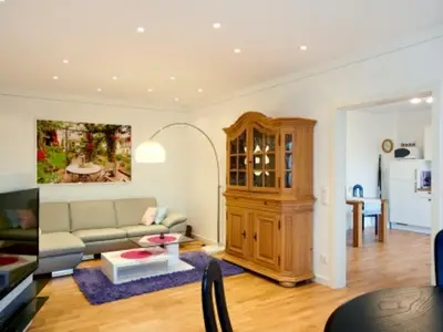 Wohnraum mit Blick in die Küche