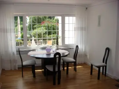 Ausblick von Wohnraum und Balkon