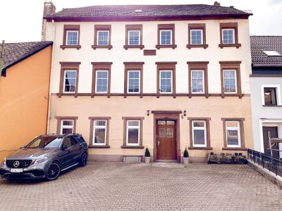 Großzügige Parkmöglichkeiten vor dem Haus