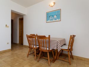 23927022-Ferienwohnung-4-Nemira-300x225-4