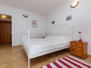 23927021-Ferienwohnung-4-Nemira-300x225-1