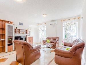 24058010-Ferienwohnung-5-Nerezisca-300x225-5