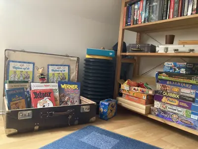 Spiele und Bücher im DG, auch für Erwachsene