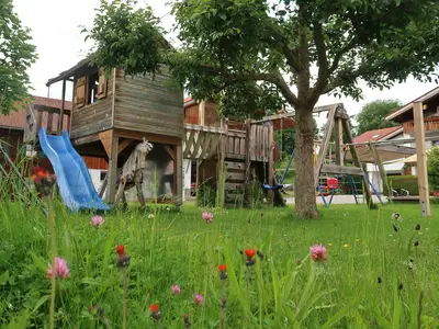 Spielplatz mit Rutsche
