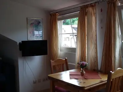 Kleine Wohnung: Esstisch mit Flachbild-TV