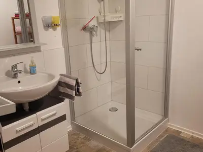 Dusche und Waschbecken