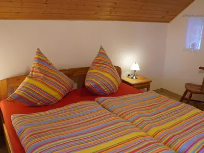 Schlafzimmer mit Stuhl