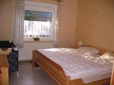 Schlafzimmer mit Reisebett FeWo 1