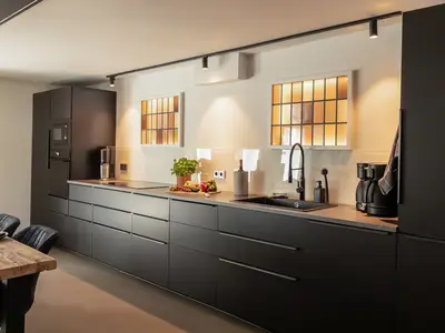 Küchenzeile, mit allem eingerichtet, was man benötigt