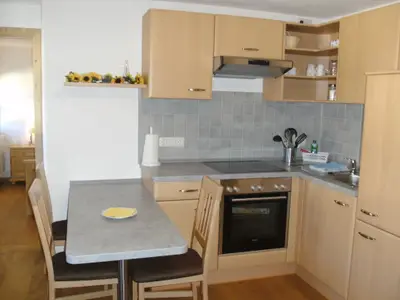 Küche mit Essgelegenheit