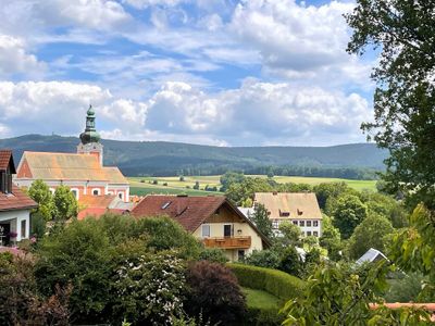 Aussicht zur Ortsmitte mit Kirche St. Laurentius