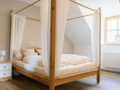 Schlafzimmer mit Himmelbett