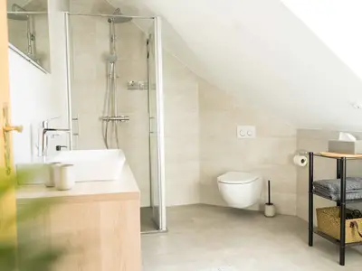 Badezimmer mit ebenerdiger Dusche