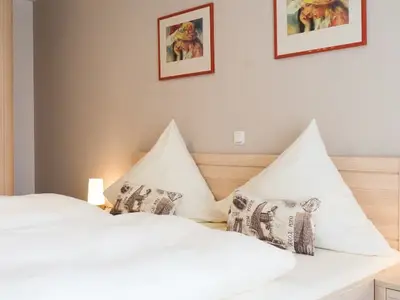 Schlafzimmer mit Doppelbett in Komforthöhe