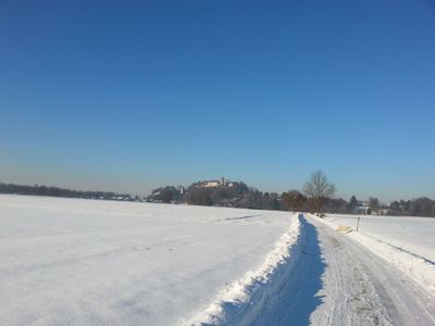 Blick auf Neubeuern im Winter