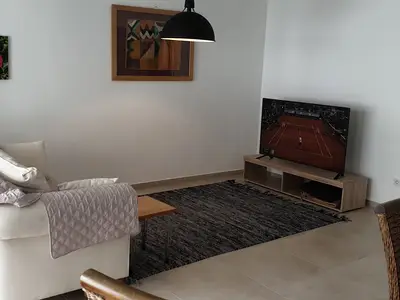 Schlafsofa mit 55 Zoll Fernseher