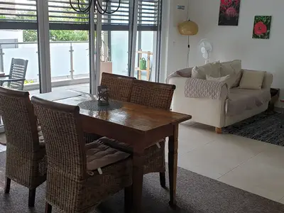 Wohnküche mit Schlafsofa und Blick auf Balkon