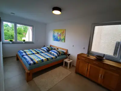 Schlafzimmer mit 2 x 2 m Bett und neuwertigen Emma Matratzen