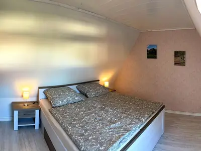 Schlafzimmer mit Doppelbett