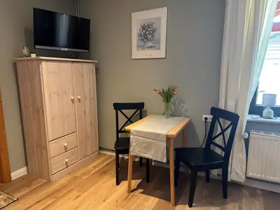 Esstisch und Kleiderschrank